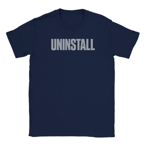 Grå text "UNINSTALL" på mörkblå t-shirt, minimalistisk design.