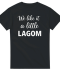 Svart t-shirt med minimalistisk vit textdesign som hyllar svensk lagom-mentalitet