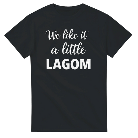 Svart t-shirt med minimalistisk vit textdesign som hyllar svensk lagom-mentalitet