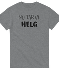 Nu tar vi helg" texttryck i svart handskriven stil på grå t-shirt.