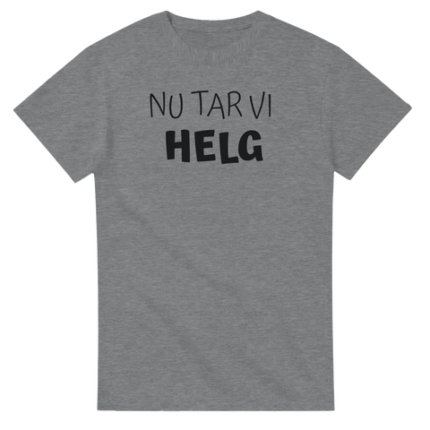 Nu tar vi helg" texttryck i svart handskriven stil på grå t-shirt.