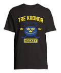 Tre Kronor hockey-motiv med puck och klubbor på svart t-shirt