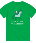 Barnslig enhörningsillustration med text på en livfull grön t-shirt.