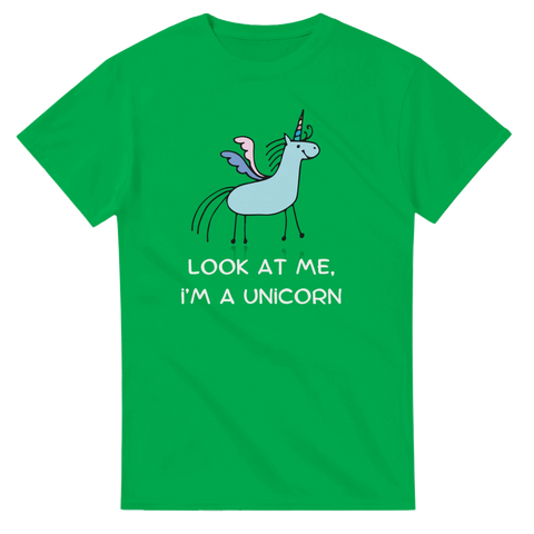 Barnslig enhörningsillustration med text på en livfull grön t-shirt.