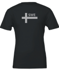 Minimalistisk t-shirt med grått kors och texten SWE på svart bakgrund