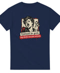 Marinblå t-shirt med kvinnoporträtt med skedar och texten ”Tystnad är guld. Jag skrek och stal silvret...”