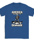 Satirisk illustration av dansk man på USA-karta tryckt på blå t-shirt