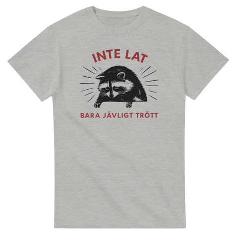 Rolig t-shirt med citat och trött tvättbjörn i grå färg