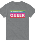 Grå t-shirt med budskapet "LET ME BE PERFECTLY QUEER" i regnbågsfärger.