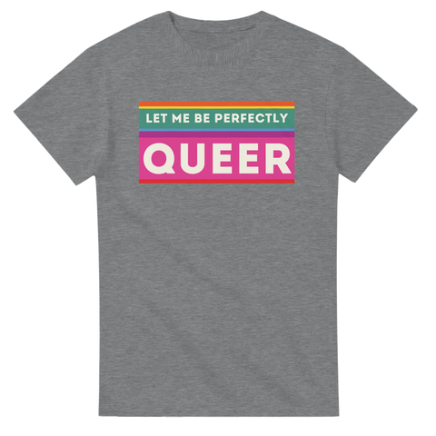 Grå t-shirt med budskapet "LET ME BE PERFECTLY QUEER" i regnbågsfärger.