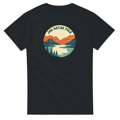 Svart t-shirt med ett cirkulärt tryck föreställande ett berglandskap med sjö och texten "JAG HATAR FOLK".
