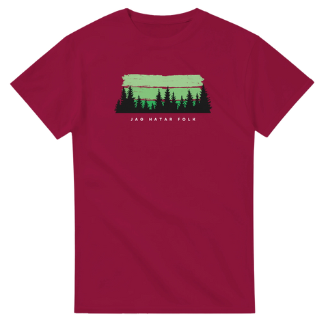 Röd t-shirt med svart skogssiluett och grön himmel och texten "JAG HATAR FOLK".