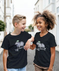 Modell i en svart barn-t-shirt med en kapybara i grön mössa på skateboard.