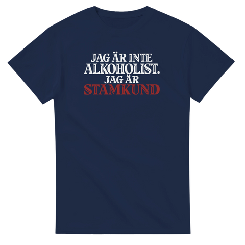 Produktbild 2 av rolig t-shirt med texten Jag är inte alkoholist, jag är stamkund