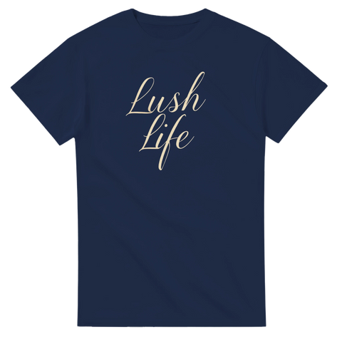 Marinblå t-shirt med elegant Lush Life textdesign i guld