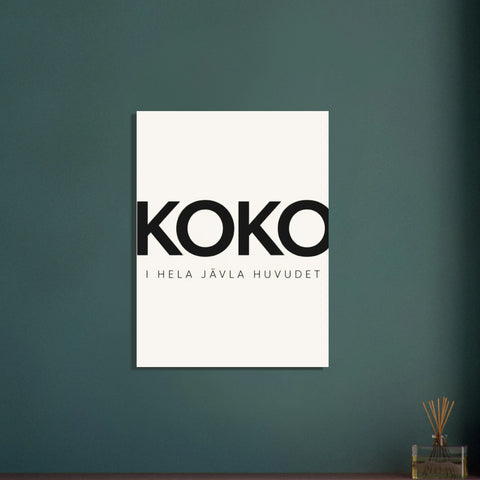 KOKO i hela jävla huvudet, svart text på vit poster.
