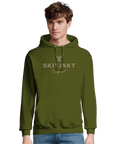 Man bär grön hoodie med hjortmotiv och text "Skitjakt Original".