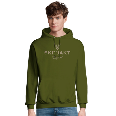 Man bär grön hoodie med hjortmotiv och text "Skitjakt Original".