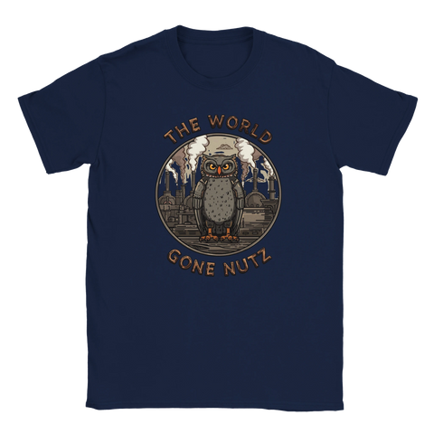 Illustration av en vaksam uggla framför rykande fabriker på marinblå t-shirt