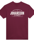 Vinröd t-shirt med texten Johansson – A Family of Originals