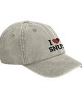 Festivalscen med person iklädd Shirty Dad Cap 'I Love Snus'