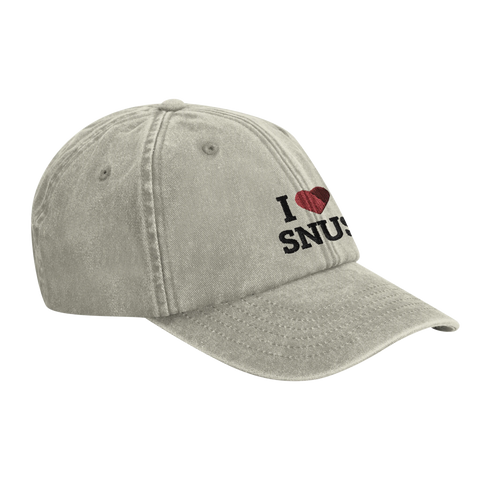 Festivalscen med person iklädd Shirty Dad Cap 'I Love Snus'
