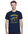 Leende man i mörkblå t-shirt med patriotisk älgillustration och svensk flagga