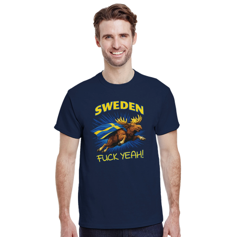 Leende man i mörkblå t-shirt med patriotisk älgillustration och svensk flagga