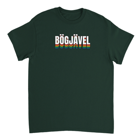 BÖGJÄVEL" text i regnbågsfärger på mörkgrön t-shirt, retro pride-design.