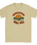 Klassisk illustration av svensk sommaridyll tryckt på en beige t-shirt