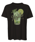 Stilren lifestyle-design med mojitotema på svart oversized t-shirt