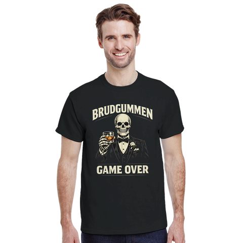Man bär svart t-shirt med motiv av brudgum-skelett och citat