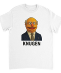 Muppen Waldorf som "Knugen" i kostym, slips och svensk flagga på vit t-shirt.