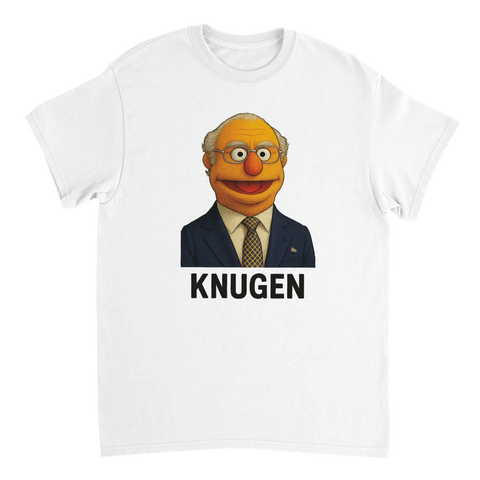 Muppen Waldorf som "Knugen" i kostym, slips och svensk flagga på vit t-shirt.