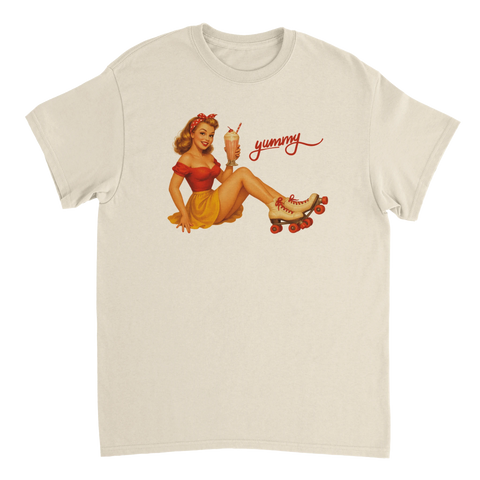 Vintage pinup-illustration med rullskridskor och milkshake på beige t-shirt