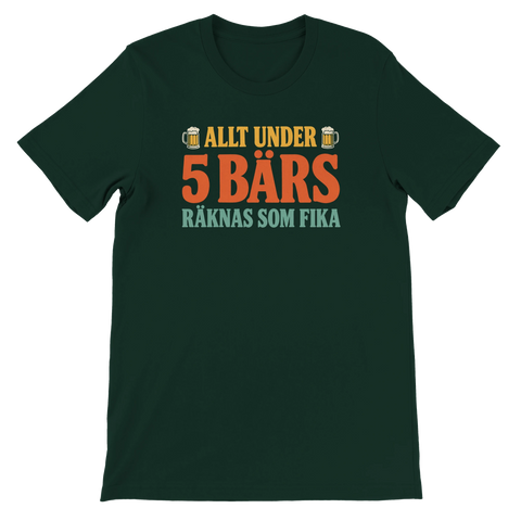 Mörkgrön t-shirt med texten Allt under 5 bärs räknas som fika i retrofärger.