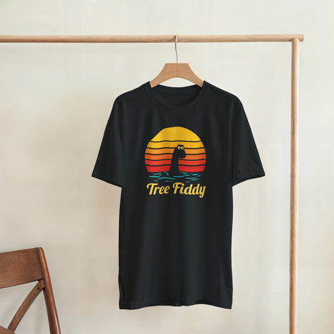Svart t-shirt på galge med vintage tryck av ett sjömonster