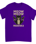 Arg svart katt med pistoler, text "MEOW MEOW MADAFKA" på lila t-shirt.