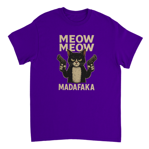 Arg svart katt med pistoler, text "MEOW MEOW MADAFKA" på lila t-shirt.