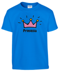 Rosa prinsesskrona med gula juveler och text "Prinsessa" på en kungsblå barnt-shirt.
