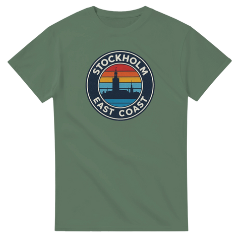 Stockholm East Coast retro-tryck med stadssiluett och solnedgång på grön t-shirt.