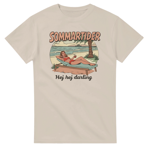 Nostalgiskt tryck med kvinna i bikini och svalkande dryck – sandfärgad t-shirt