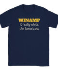 Winamp "it really whips the llama's ass" text på mörkblå t-shirt, retro humor.