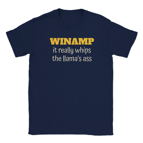 Winamp "it really whips the llama's ass" text på mörkblå t-shirt, retro humor.