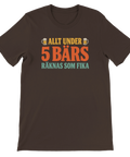 Brun t-shirt med texten Allt under 5 bärs räknas som fika i retrofärger.