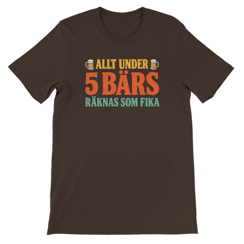 Brun t-shirt med texten Allt under 5 bärs räknas som fika i retrofärger.