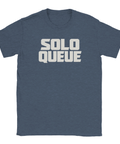 Solo Queue" texttryck i vit retrostil på en mörkblå melerad t-shirt.