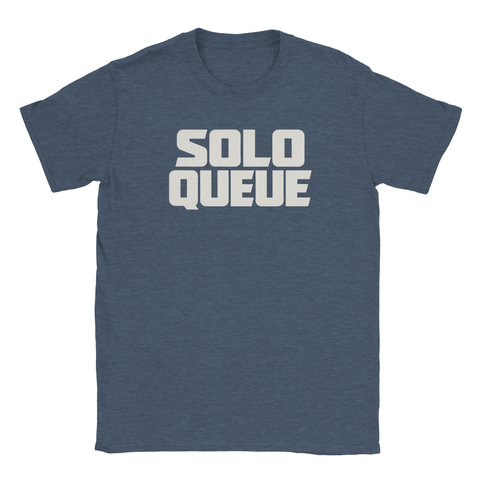 Solo Queue" texttryck i vit retrostil på en mörkblå melerad t-shirt.