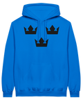 Minimalistiskt Tre Kronor-motiv i svart tryck på en blå hoodie