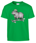Grön barn-t-shirt med en kapybara i grön mössa på skateboard.